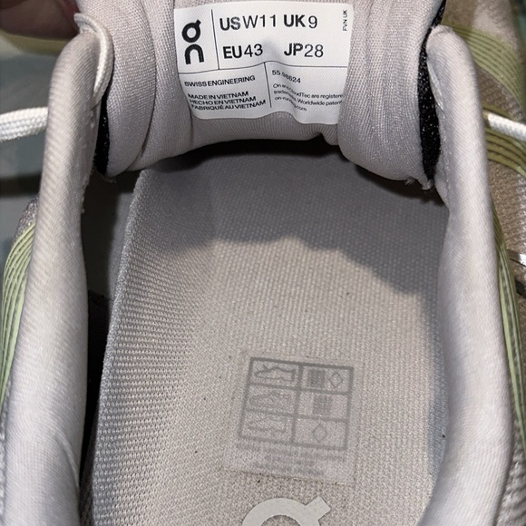 On Cloudgo Women’s Running Shoes Size 11 Like New - Picture 14 of 16